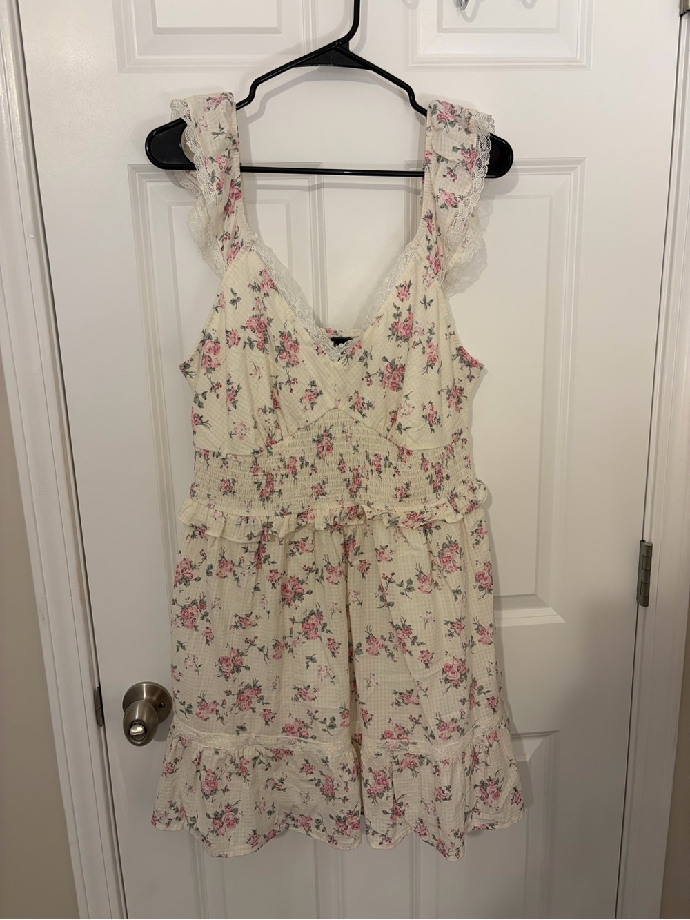 wild fable Floral Cream Dress Ruffle and Lace sundress Size Large Worn Once!